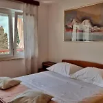 شقة Tica